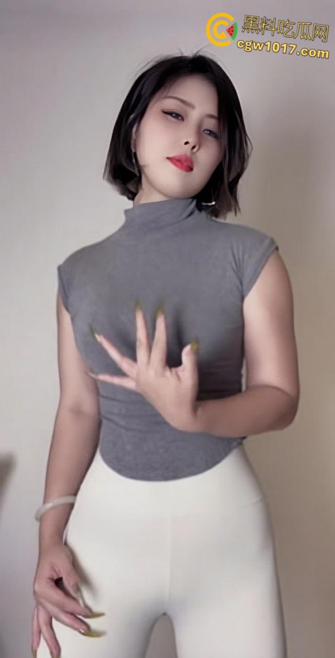 快手少妇眼镜妹【猫儿】，紧身衣骚舞大秀，连体灰丝随着音乐节奏扭动淫体，骆驼趾忽隐忽现挑逗至极！  第2张