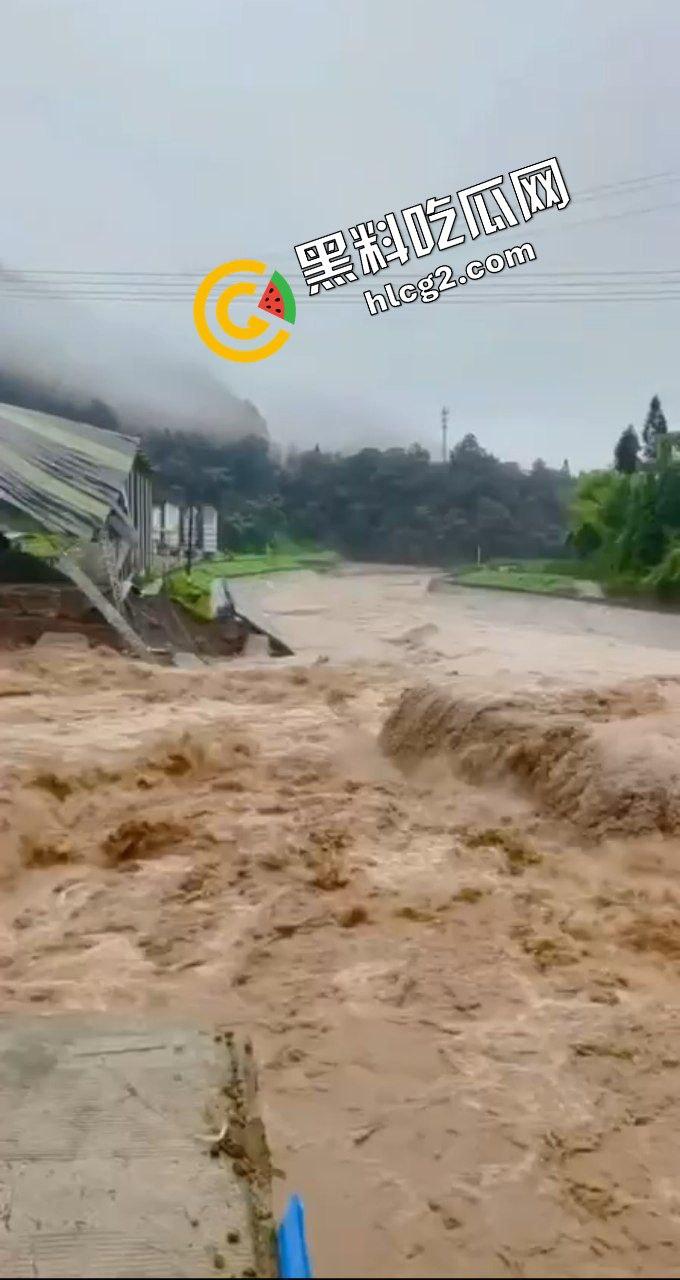 四川阿坝州九寨沟 恶劣天气导致山洪爆发泥石流 现场一片狼藉 消防人员救灾时被冲走！  第4张
