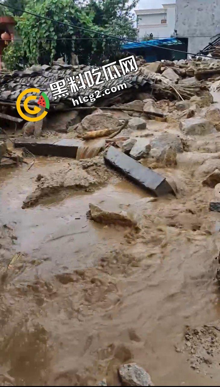 四川阿坝州九寨沟 恶劣天气导致山洪爆发泥石流 现场一片狼藉 消防人员救灾时被冲走！  第6张