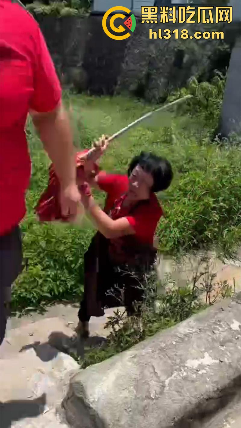 福建泉州变态男子，兽性大发竟试图强奸69岁老太，结果男子被当场抓获，老太差点迎来第二春！  第3张