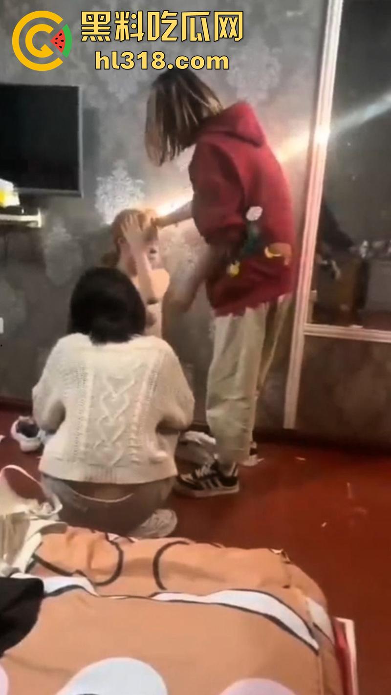 黄毛大奶精神小妹，遭社会人霸凌在屋里扒光，酒瓶玩穴各种凌虐，小妹已经报警，目前几个姐妹已经被逮捕！  第1张