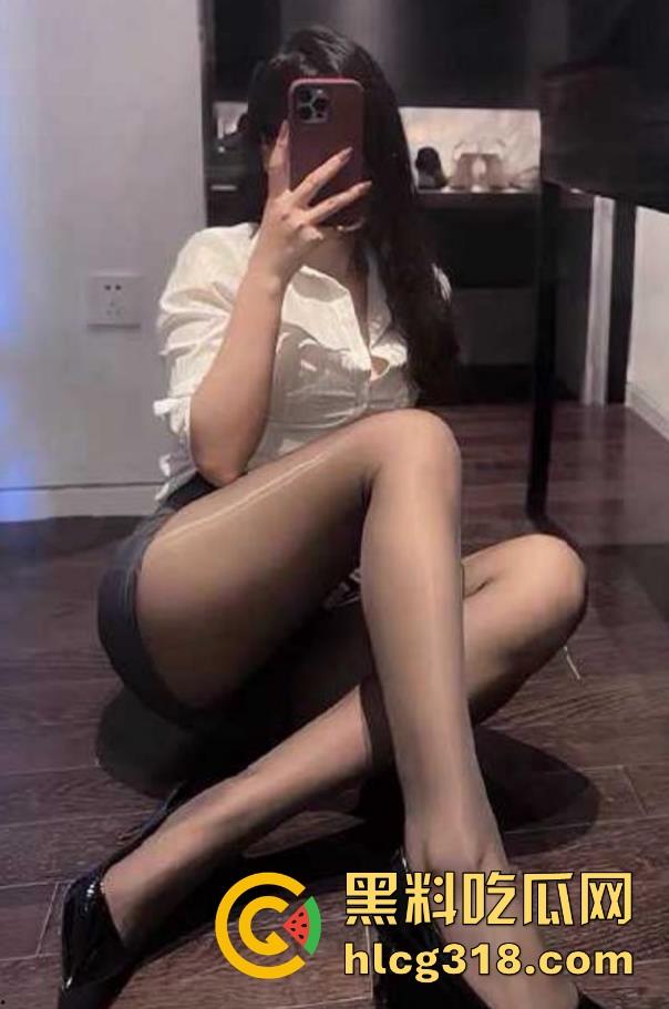 海角乱伦!背着小姨子在厕所跟老妈乱伦， 小姨在房间玩手机，一墙之隔无比刺激！  第1张