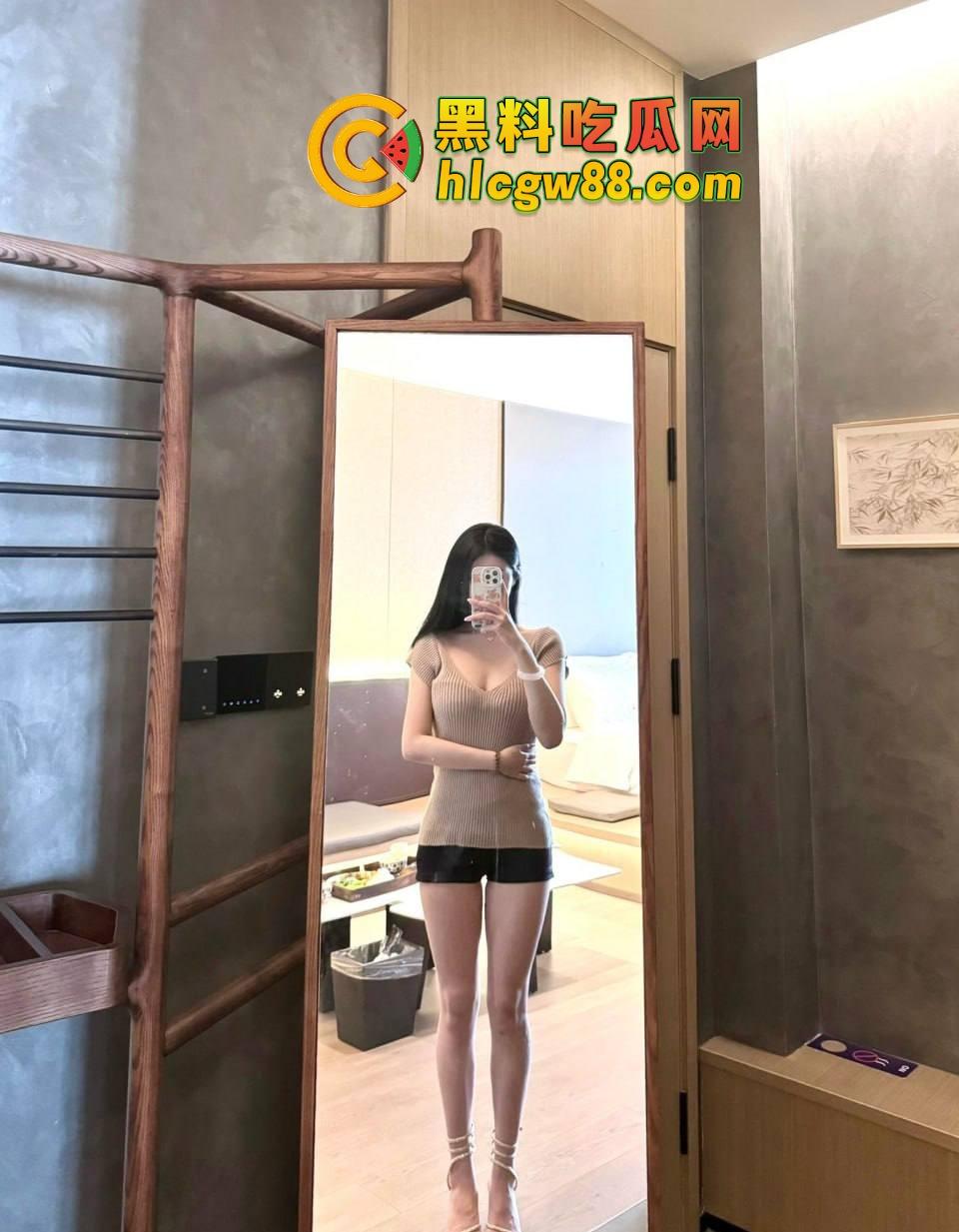 南航空姐『李梅』被大佬调教成空中性奴，飞行前真空服务顾客，航程中厕所抠逼自慰，下机还要穿制服接着干！  第6张