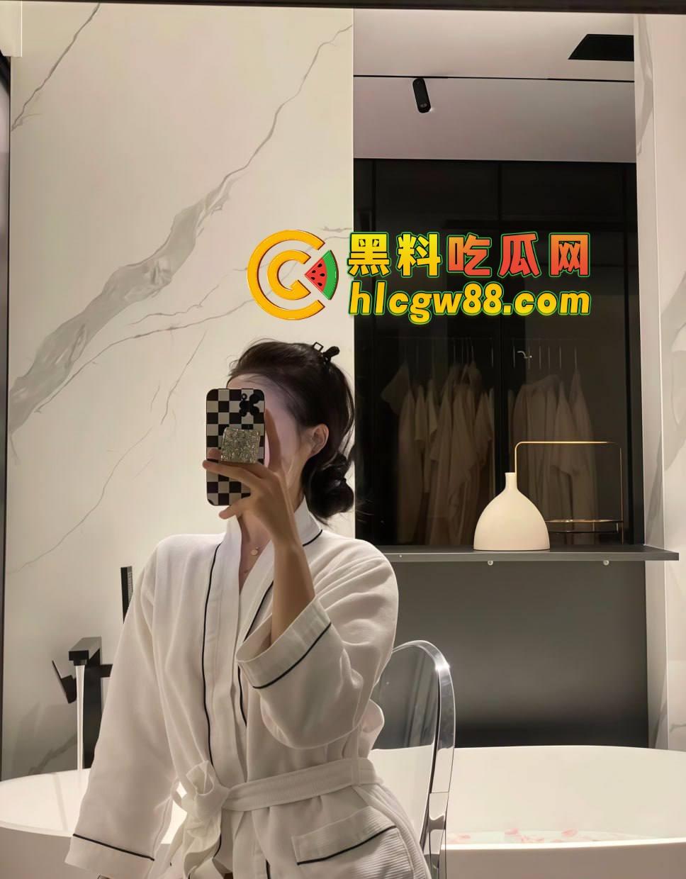 南航空姐『李梅』被大佬调教成空中性奴，飞行前真空服务顾客，航程中厕所抠逼自慰，下机还要穿制服接着干！  第19张