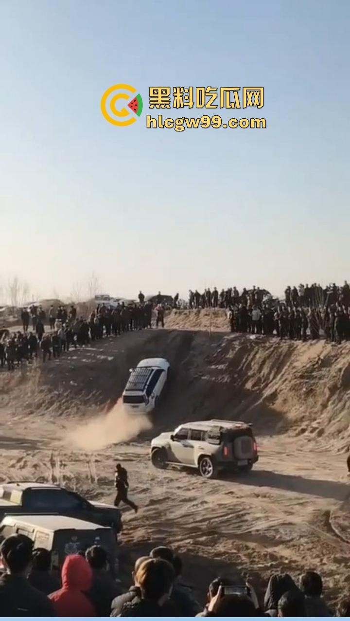 邯郸魏县飙车现场突袭，越野场地赛突遇警察突袭，猛禽油门踩到底，吓得差点侧翻！  第2张