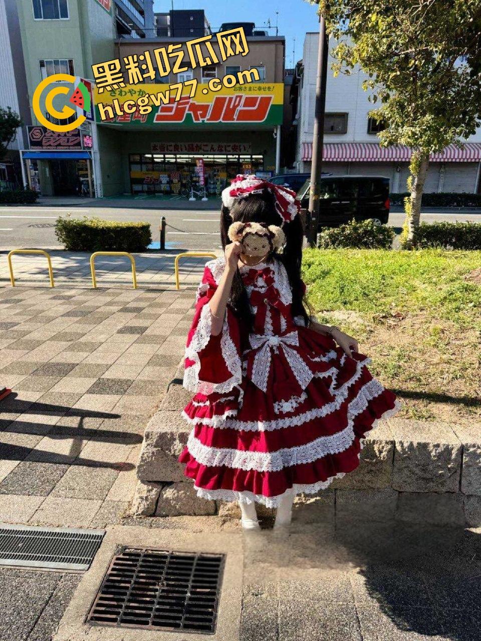 青岛已婚萝莉【嫩小瑶】小屁股光天化日给人看，芭比倒插猛操嫩逼，翘臀细腰黑丝白袜骚炸！  第1张