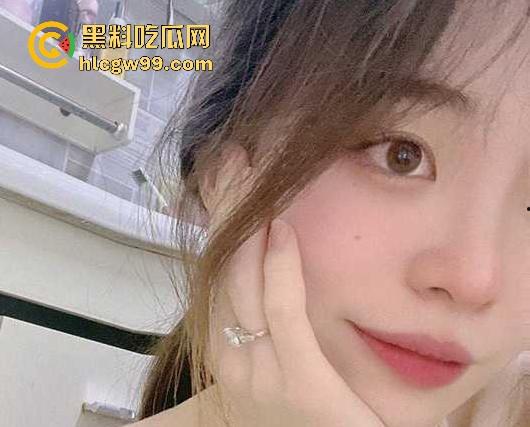 广州大学广告设计的22岁反差学妹【安雯婧】露出私拍福利流出，小穴高清特写，多少舔狗心里的梦中女神！  第1张