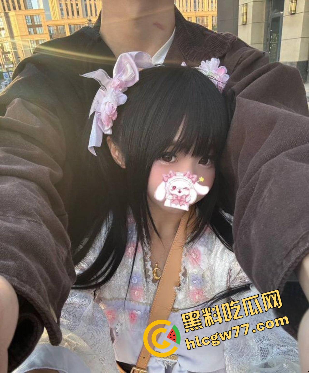 青岛已婚萝莉【嫩小瑶】小屁股光天化日给人看，芭比倒插猛操嫩逼，翘臀细腰黑丝白袜骚炸！  第4张