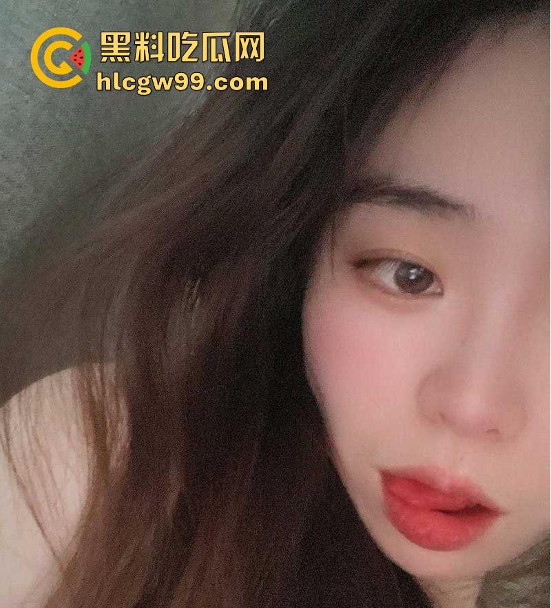 广州大学广告设计的22岁反差学妹【安雯婧】露出私拍福利流出，小穴高清特写，多少舔狗心里的梦中女神！  第2张