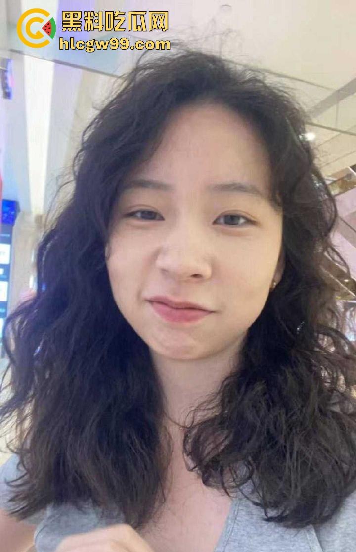 广州大学广告设计的22岁反差学妹【安雯婧】露出私拍福利流出，小穴高清特写，多少舔狗心里的梦中女神！  第3张