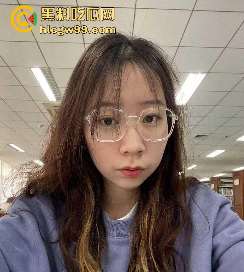广州大学广告设计的22岁反差学妹【安雯婧】露出私拍福利流出，小穴高清特写，多少舔狗心里的梦中女神！  第7张