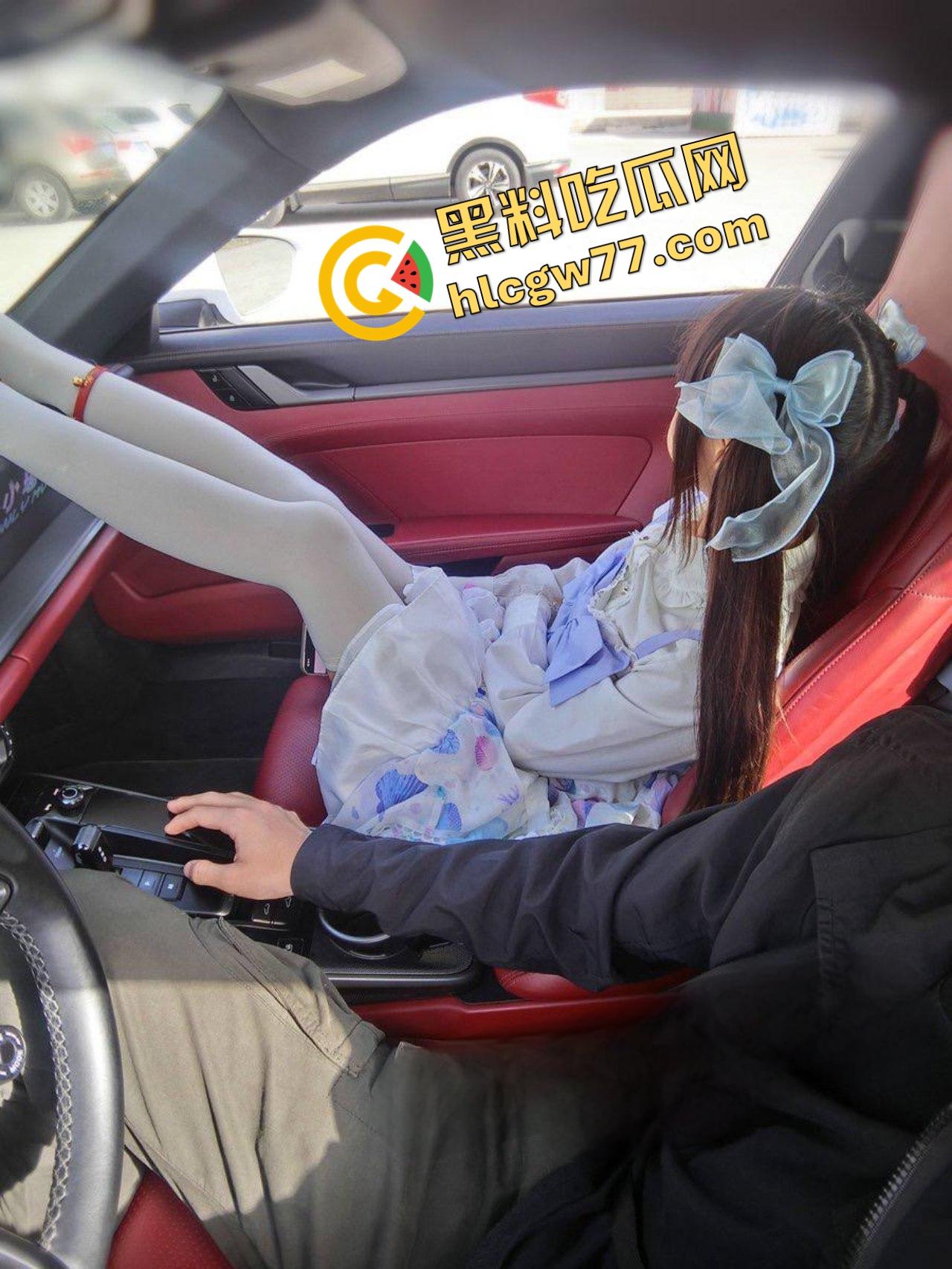 青岛已婚萝莉【嫩小瑶】小屁股光天化日给人看，芭比倒插猛操嫩逼，翘臀细腰黑丝白袜骚炸！  第6张