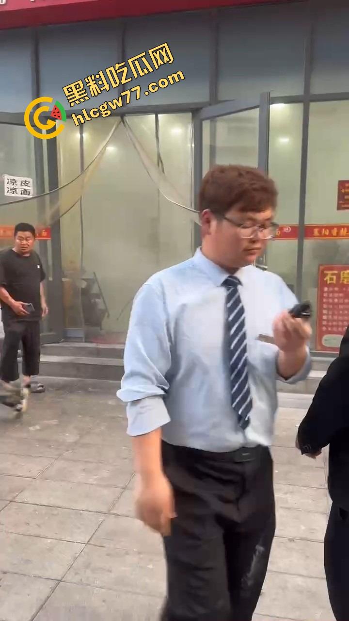 武汉光谷牛肉面店惊现砍人案，一言不合刀光乱舞，食客吓得连汤都没顾上喝就开跑！  第8张