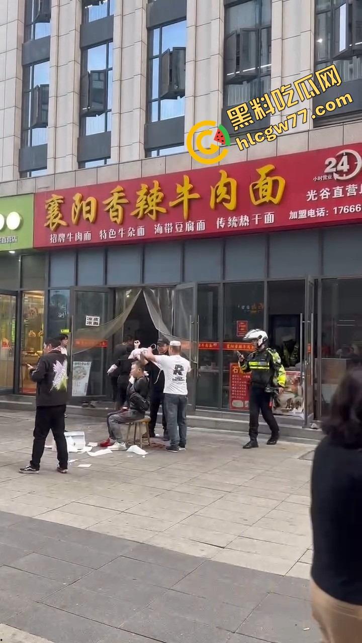武汉光谷牛肉面店惊现砍人案，一言不合刀光乱舞，食客吓得连汤都没顾上喝就开跑！  第13张