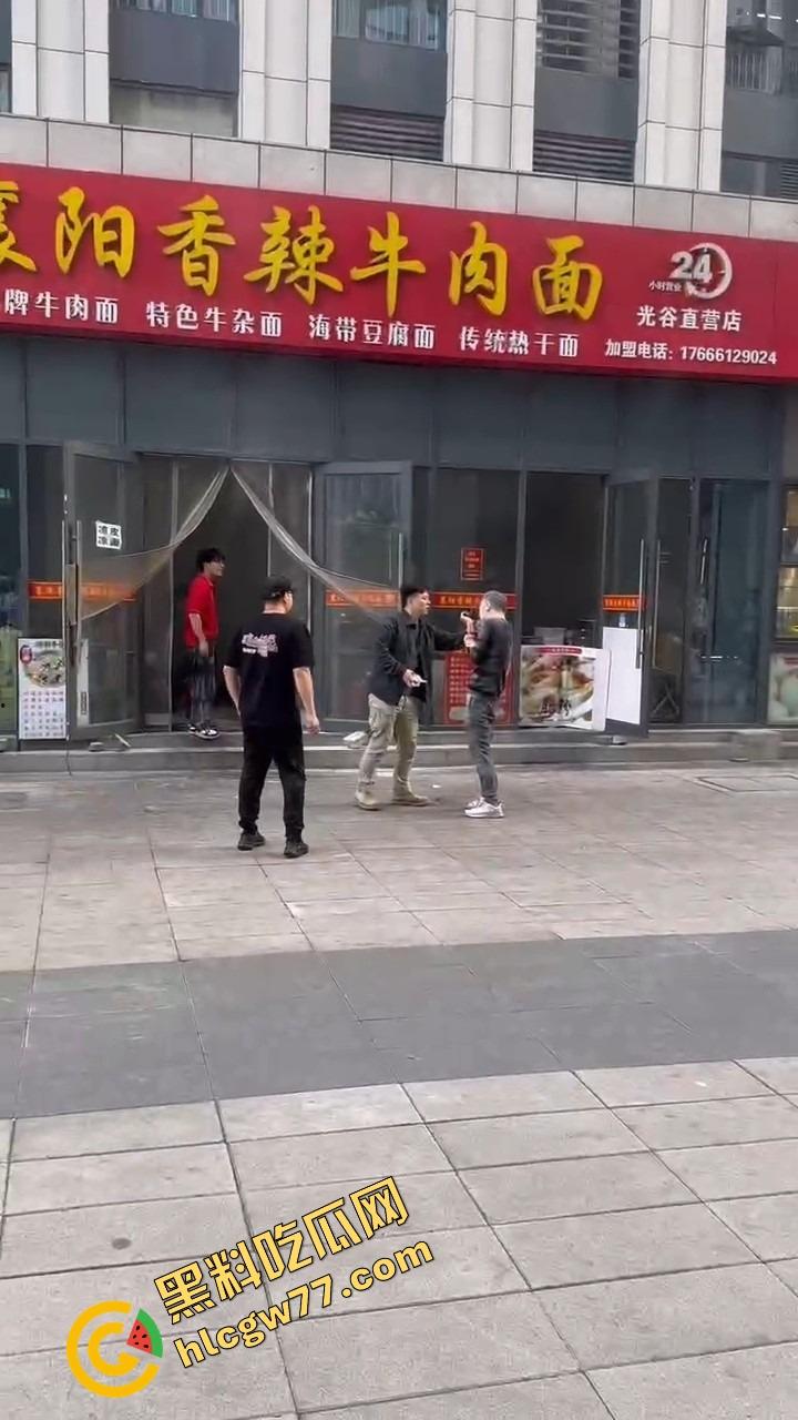 武汉光谷牛肉面店惊现砍人案，一言不合刀光乱舞，食客吓得连汤都没顾上喝就开跑！  第16张