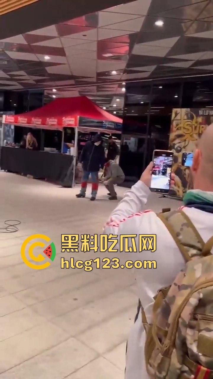 西班牙会展惊现火男！大玩行为艺术竟欲火焚身，警察都以为是极端分子！  第1张