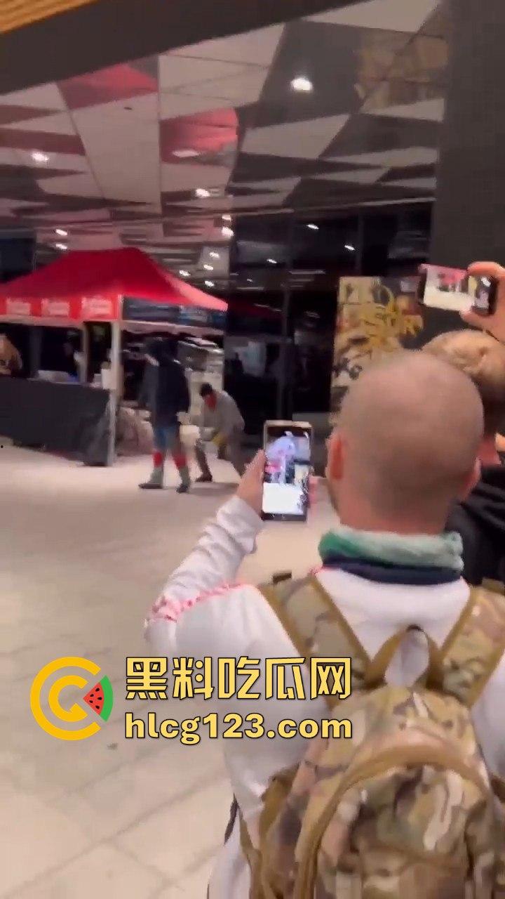 西班牙会展惊现火男！大玩行为艺术竟欲火焚身，警察都以为是极端分子！  第3张