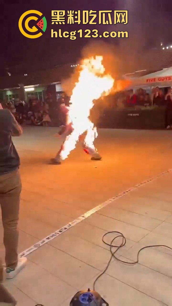 西班牙会展惊现火男！大玩行为艺术竟欲火焚身，警察都以为是极端分子！  第8张
