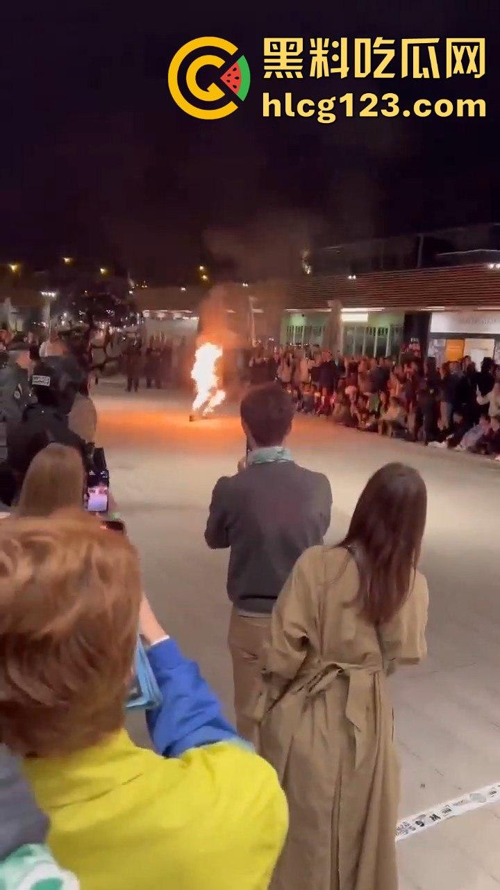 西班牙会展惊现火男！大玩行为艺术竟欲火焚身，警察都以为是极端分子！  第9张