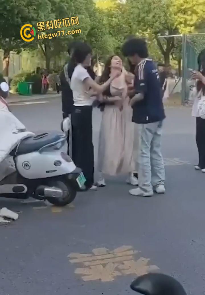 滁州学院渣男花心翻车，女友当众耳光伺候，360度捉奸现场嗨爆全网！  第5张