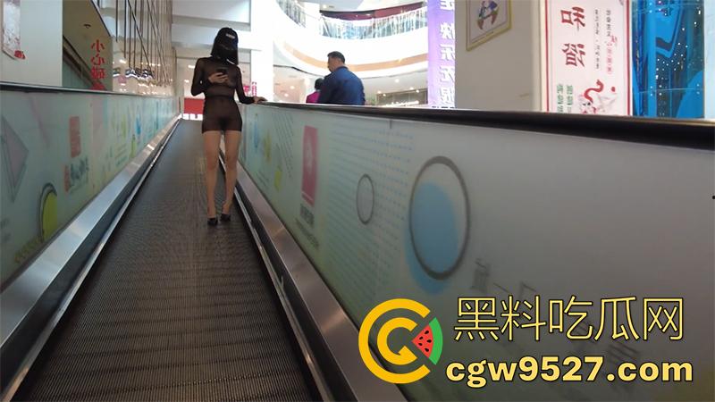 露出界天花板，御姐女神露出合集，和姐妹一起在农村，老头面前全裸送福利，大爷们眼睛都看傻了！  第5张