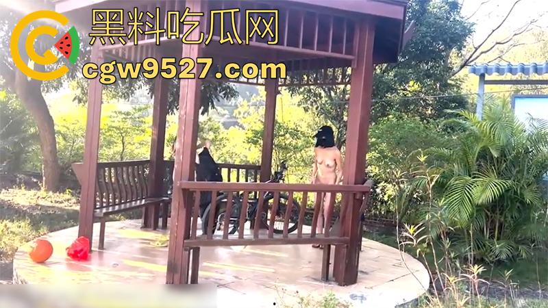 露出界天花板，御姐女神露出合集，和姐妹一起在农村，老头面前全裸送福利，大爷们眼睛都看傻了！  第8张