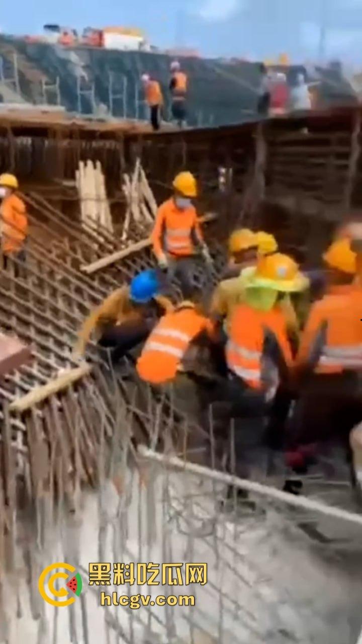 蛋疼！菲律宾工地小哥施工失误被钢管穿蛋而过 命根子保不住了  第1张