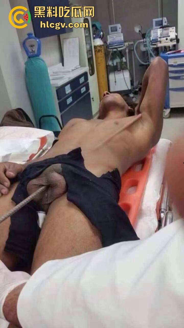 蛋疼！菲律宾工地小哥施工失误被钢管穿蛋而过 命根子保不住了  第7张