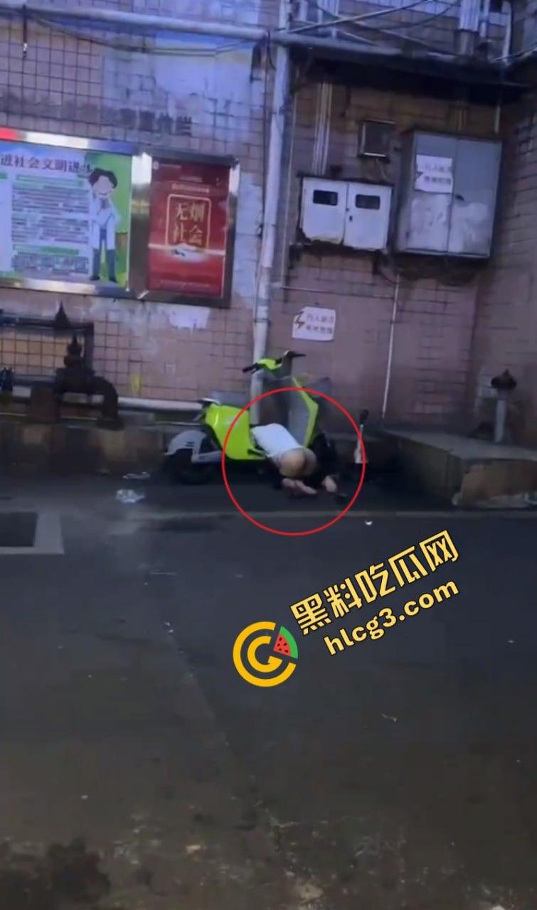 广西梧州一男子喝多后在街边被爆菊 早上店家看到男人光着屁股就趴在路边！  第5张