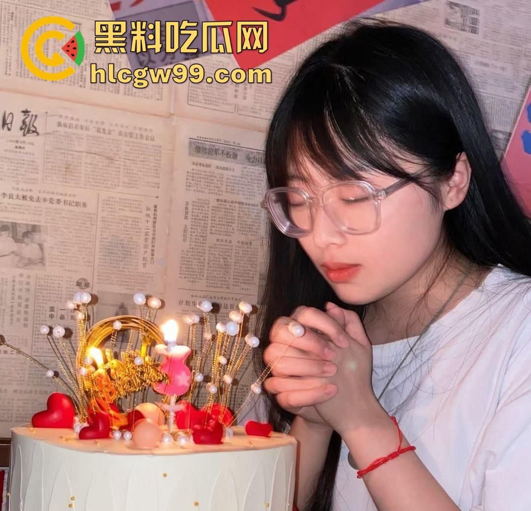 青海大学 女大学生 【伍悦 】被男友调教玩弄 伍悦脱光后 下面肥美的鲍鱼真是太美了！  第2张