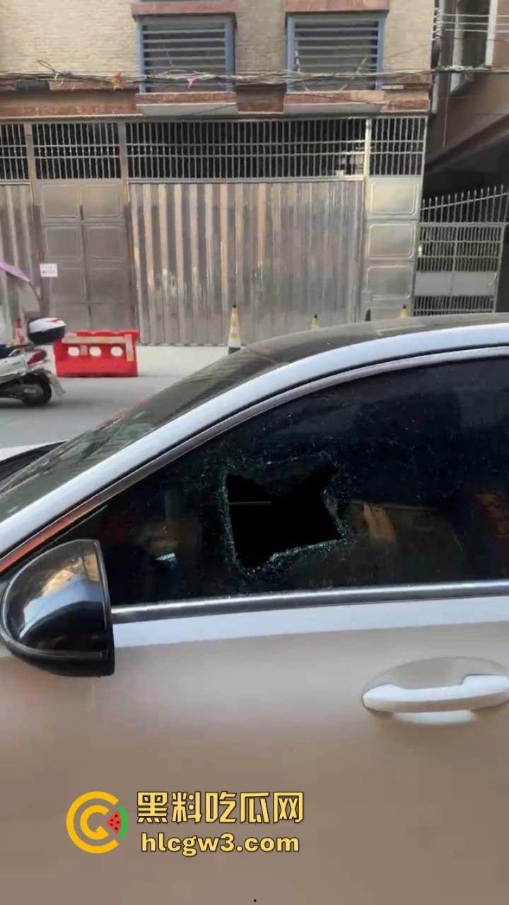 潮汕花臂精神小伙 为赚快钱偷东西被抓  摁倒地上一顿揍 第1张