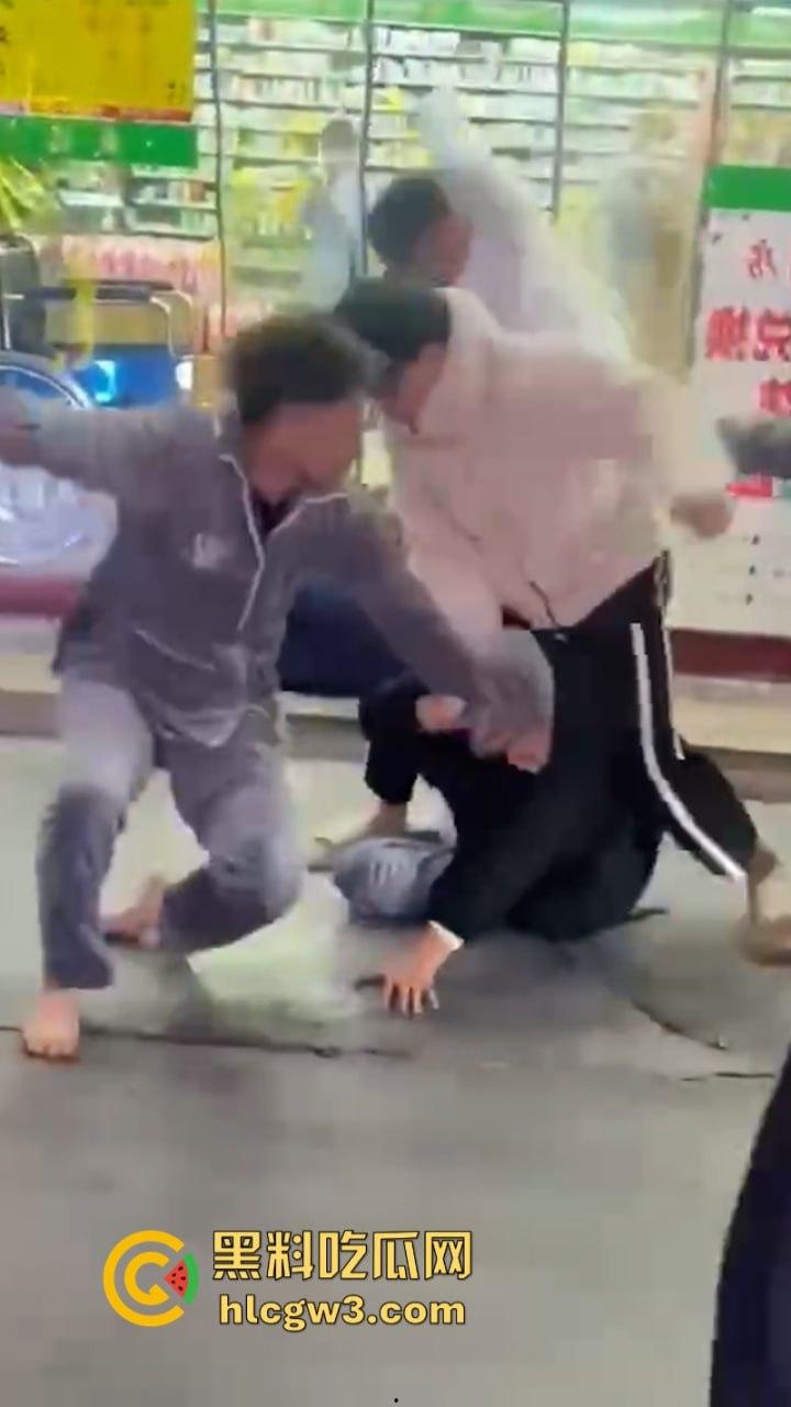 潮汕花臂精神小伙 为赚快钱偷东西被抓  摁倒地上一顿揍 第7张