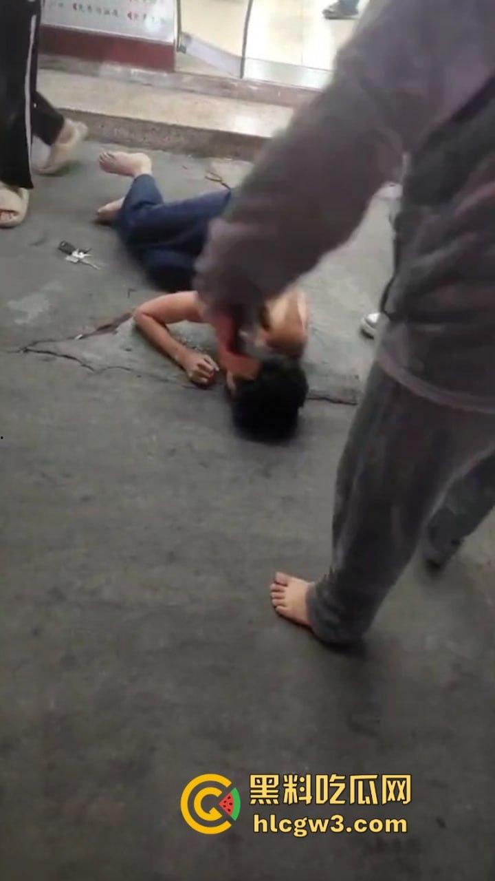 潮汕花臂精神小伙 为赚快钱偷东西被抓  摁倒地上一顿揍 第9张