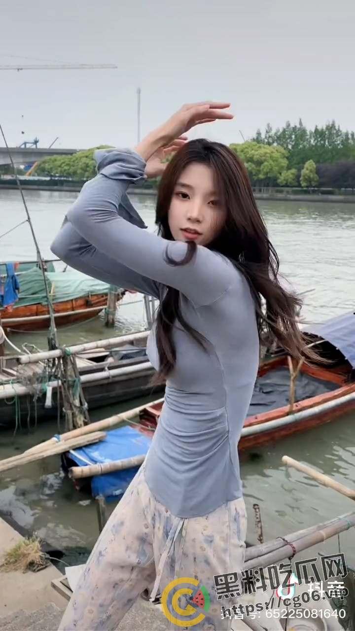 开盒抖音两百万粉丝博主【肚脐小师妹】抖音擦边当女神 维密圈摆烂恰烂钱 真的有钱人怎么会看上一只烂烧鸡呢 第3张 开盒抖音两百万粉丝博主【肚脐小师妹】抖音擦边当女神 维密圈摆烂恰烂钱 真的有钱人怎么会看上一只烂烧鸡呢 第3张