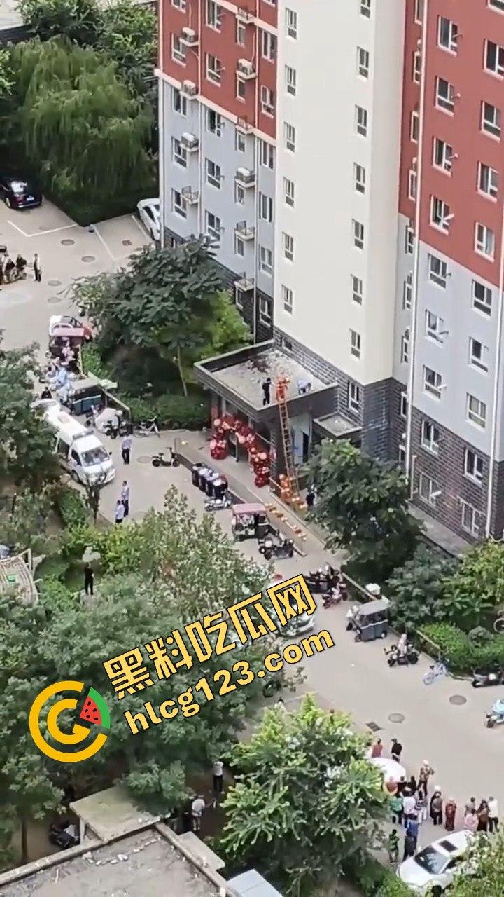 结婚当天邻居跳楼，喜事变悲剧，新人如何处理这场突如其来的困境？  第10张