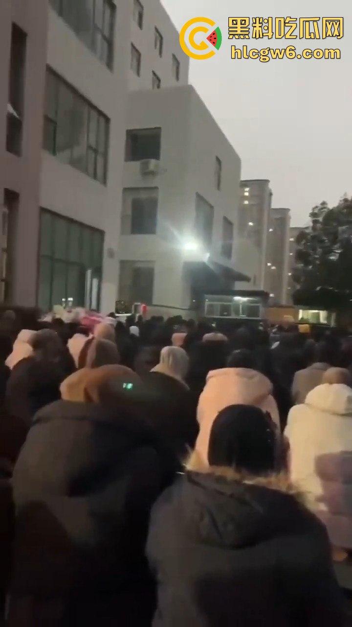 云南玉溪大批穆斯林在玉溪市政府前非法聚集声援，据称因当天警察从一间餐厅带走他们的头目【阿訇马玉巍】。  第1张