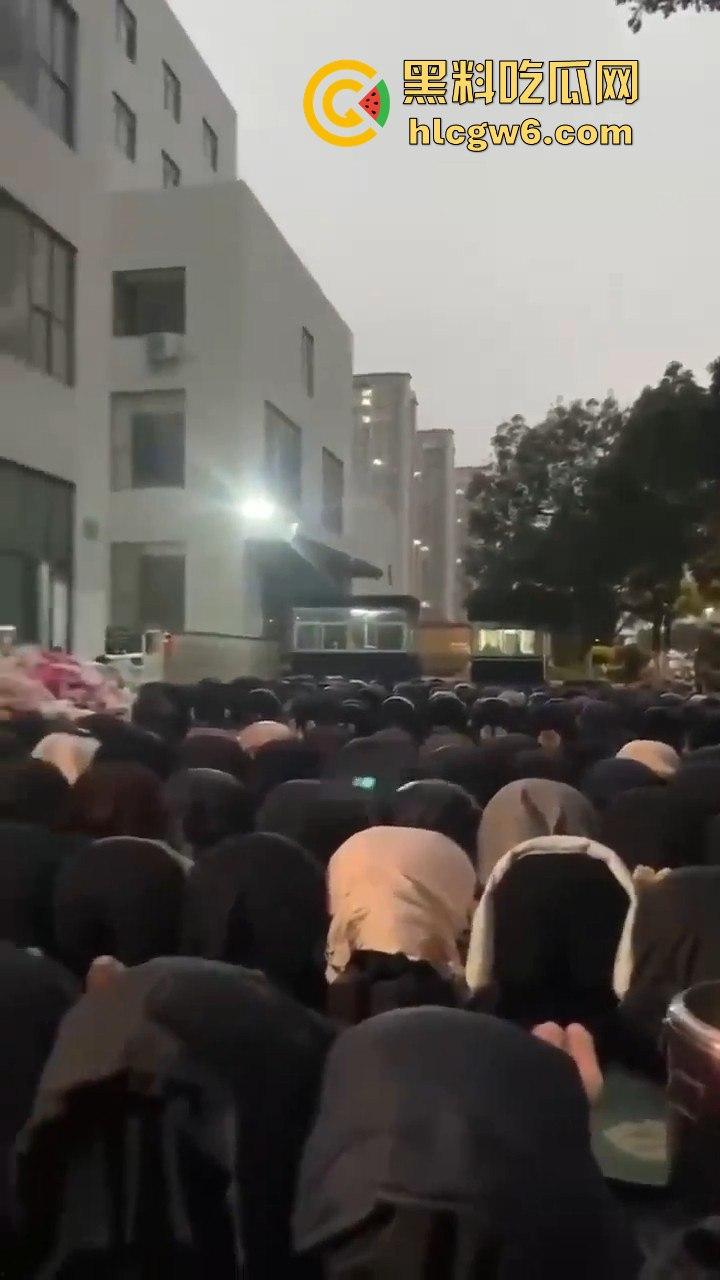 云南玉溪大批穆斯林在玉溪市政府前非法聚集声援，据称因当天警察从一间餐厅带走他们的头目【阿訇马玉巍】。  第3张