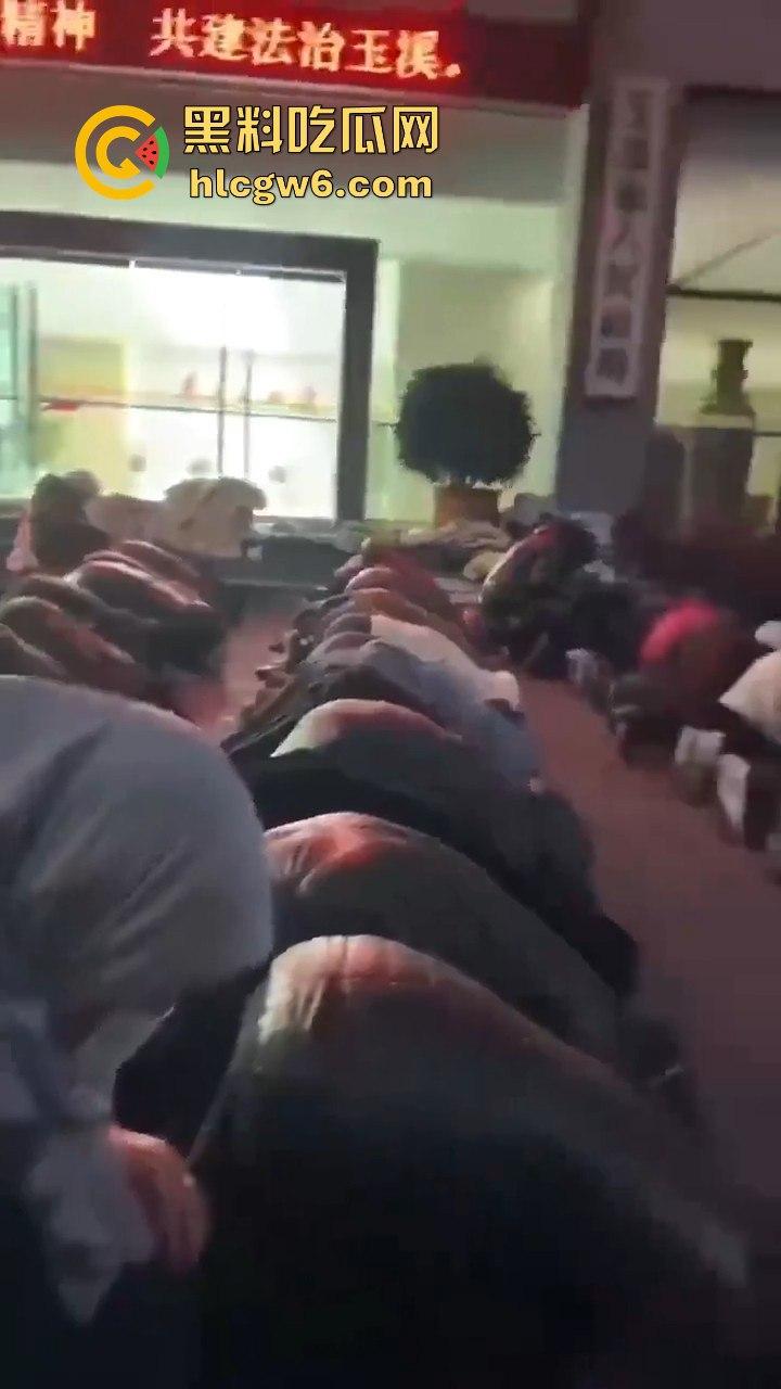 云南玉溪大批穆斯林在玉溪市政府前非法聚集声援，据称因当天警察从一间餐厅带走他们的头目【阿訇马玉巍】。  第5张