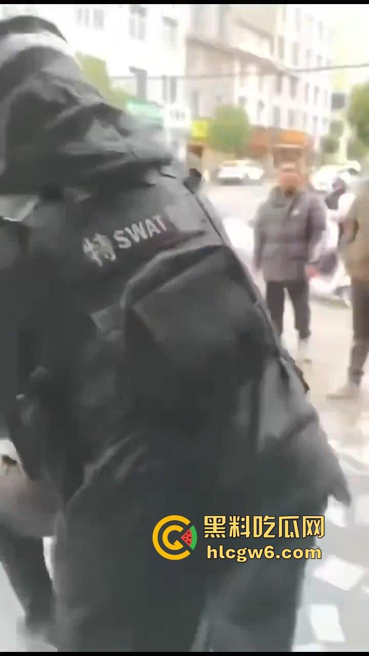 云南玉溪大批穆斯林在玉溪市政府前非法聚集声援，据称因当天警察从一间餐厅带走他们的头目【阿訇马玉巍】。  第9张