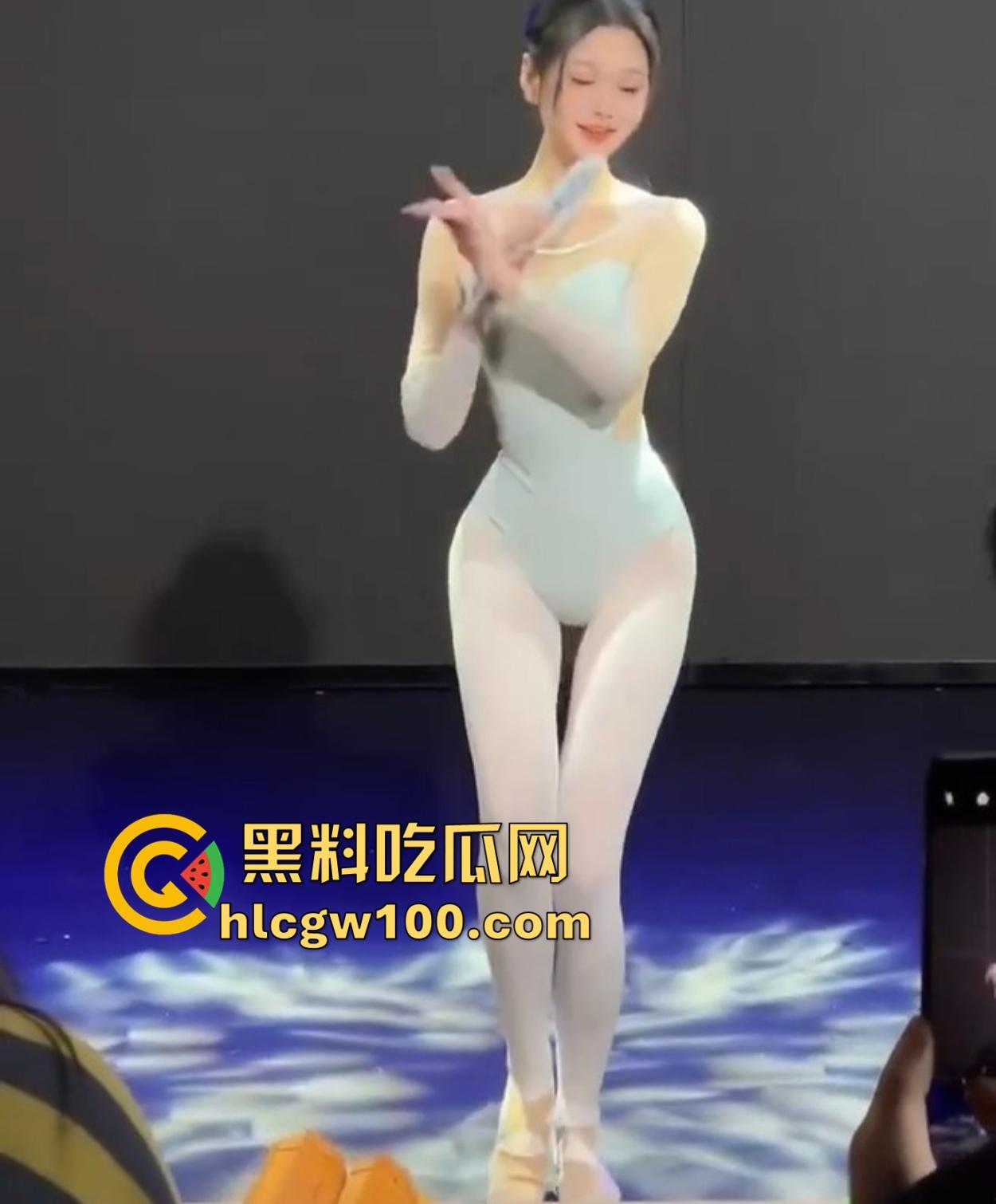 舞蹈生谁不想谈？大长腿翘屁股柔韧性炸裂，又能劈叉又能下腰，这身柔韧性谁上谁知道，所以到底都被谁拿下了？  第4张