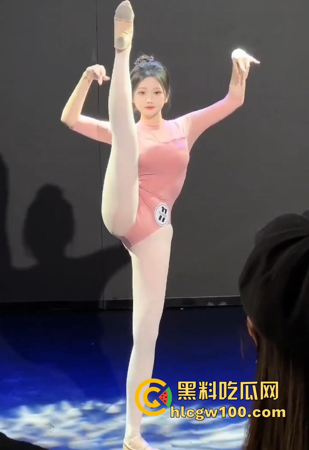 舞蹈生谁不想谈？大长腿翘屁股柔韧性炸裂，又能劈叉又能下腰，这身柔韧性谁上谁知道，所以到底都被谁拿下了？  第6张