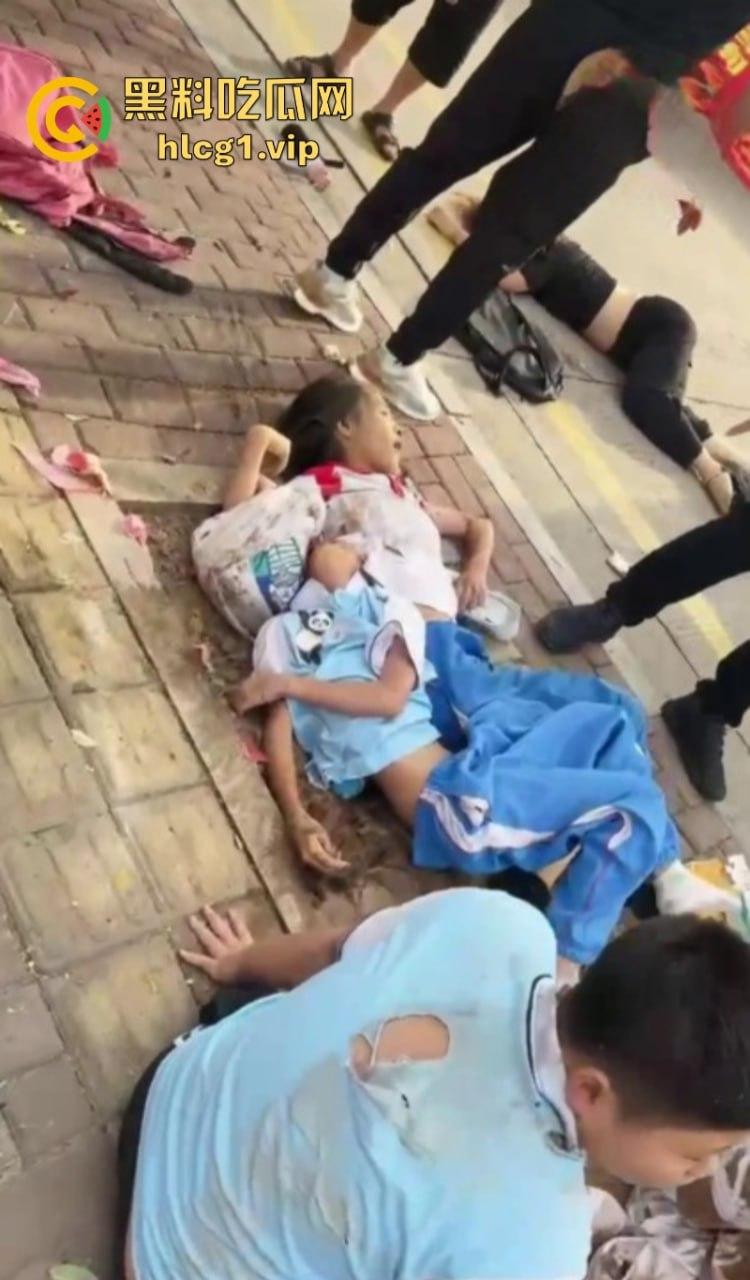 愿逝者安息 生者坚强 泰安东平学校门口发生交通事故致十余人死伤 司机被控制  第5张