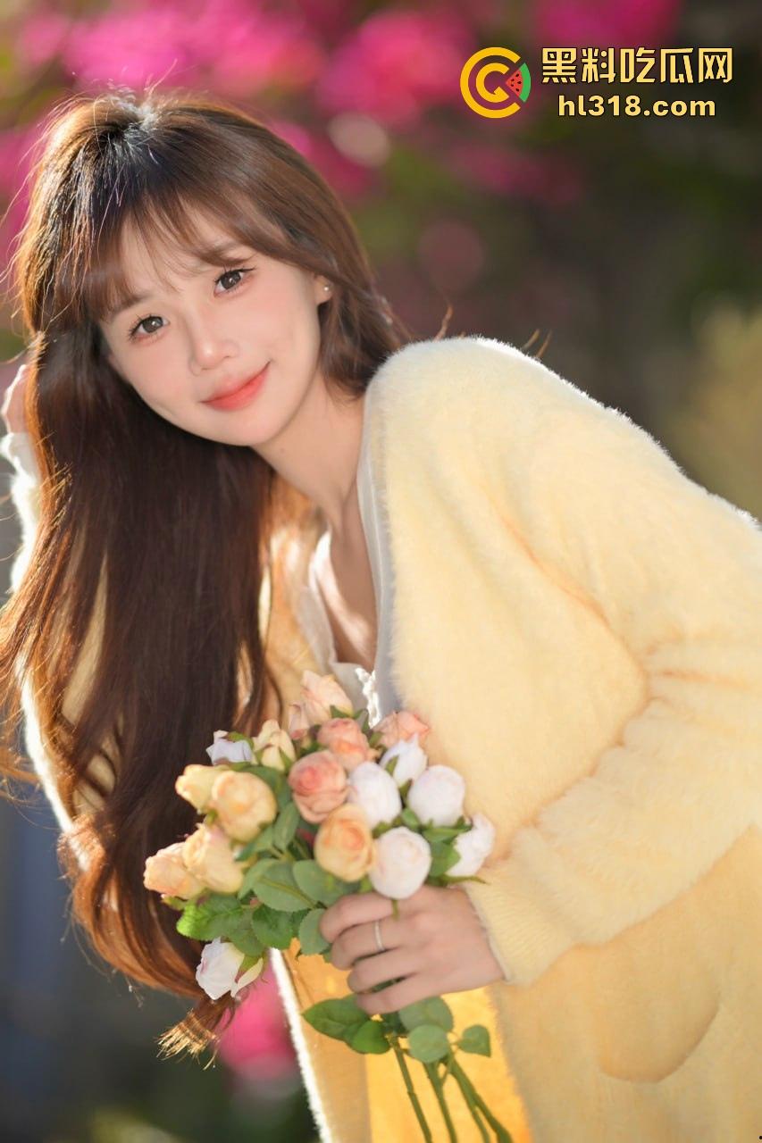 激情小情侣空中泳池激情啪啪被偷拍，泳池极限后入，口交深喉，公共场合大胆做爱，激情满满！  第1张