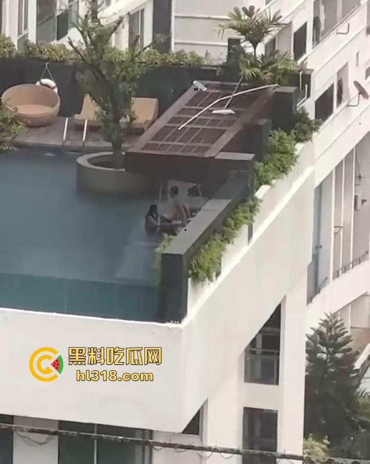 激情小情侣空中泳池激情啪啪被偷拍，泳池极限后入，口交深喉，公共场合大胆做爱，激情满满！  第7张