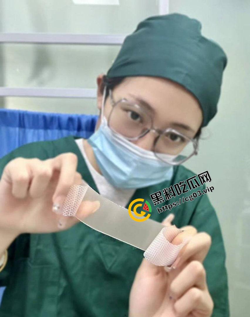 现在的小医院都这么野吗？ 白衣天使 清纯护士在手术室帮病人打飞机还口交  第8张