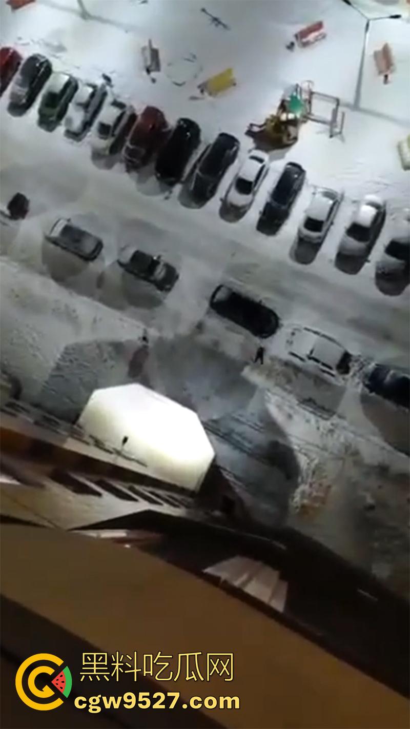 俄罗斯男子吸毒出幻觉，以为自己是超人，说什么都要飞出去，结果起飞失败当场殒命！  第5张